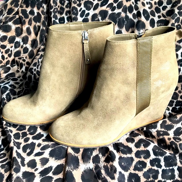 Paolo Shoes - Linea Paolo Suede Winslet Wedge Booties Size 9 Taupe Beige Tan never worn